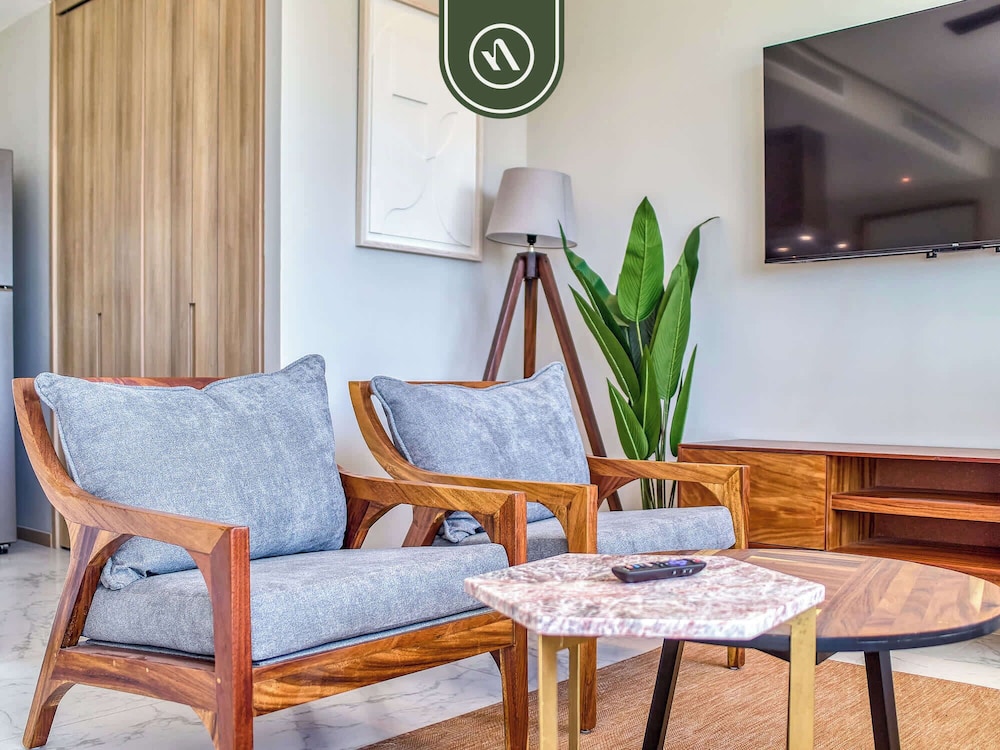 Luxury 3 BR Condo - Beach Access 1 Block Away