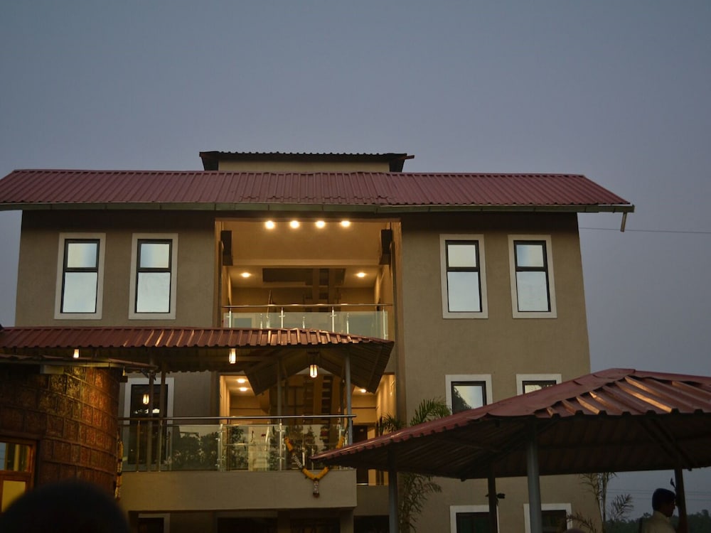 OYO 11898 Hotel Vhyomaan