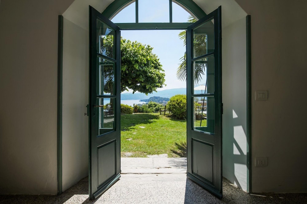 Il Motto Villa With big Garden and Lake View view 5