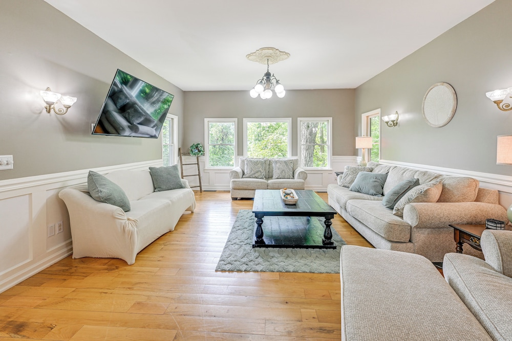5-story Group Getaway w/ Game Room in Franklin!
