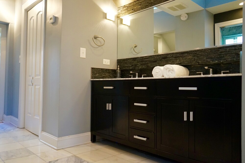 3-Level Bucktown Home - Amazing Outdoors & Parking