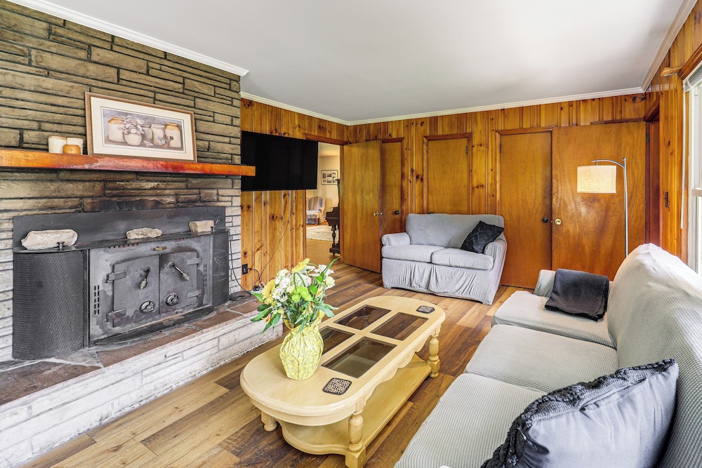 Hike & Leaf Peep! Peaceful Home in Laurel Springs