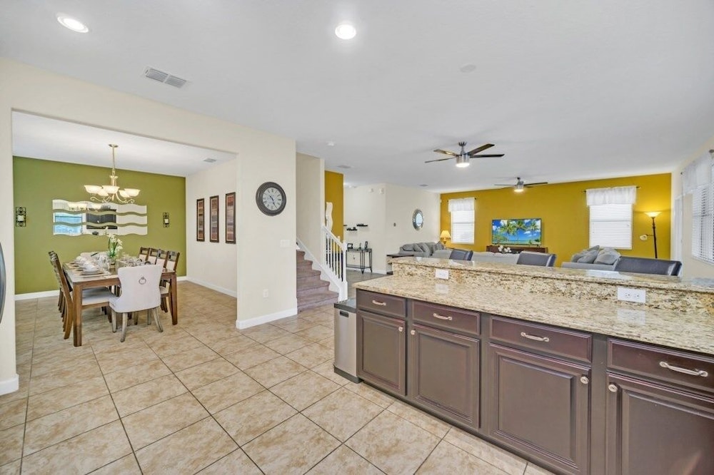 Incredible Pool Spa & Game Room Private Home! 6 Bedroom Villa