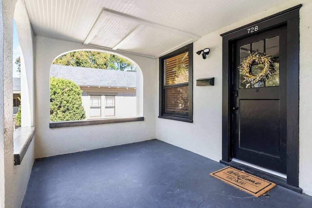 Charming 2-bedroom Home Lakeland