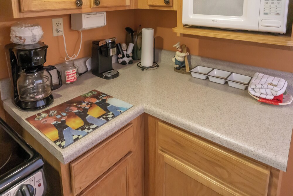1 BR Home w/ Jetted Tub & Cozy Living Room