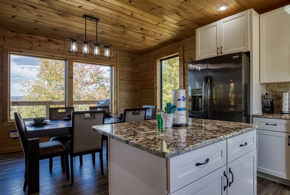 Smoky Lake Retreat 3 Bedroom Cabin by RedAwning view 4