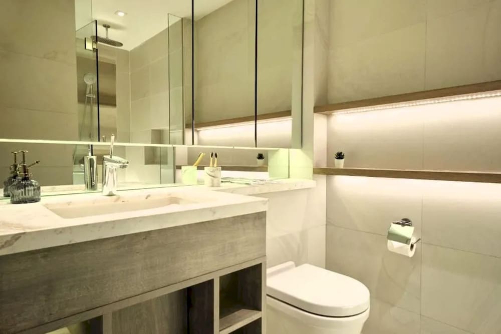 Beautiful 1 Bedroom Apt Prime Location in Singapore