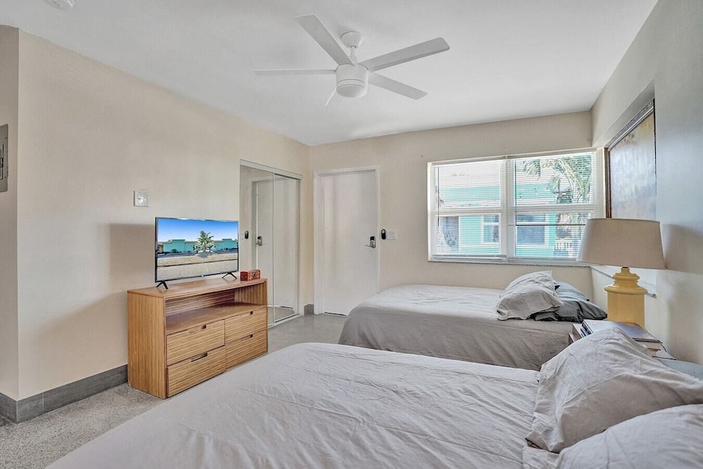 Hollywood Beach Steps to the Ocean Vacation Spot - Image 2