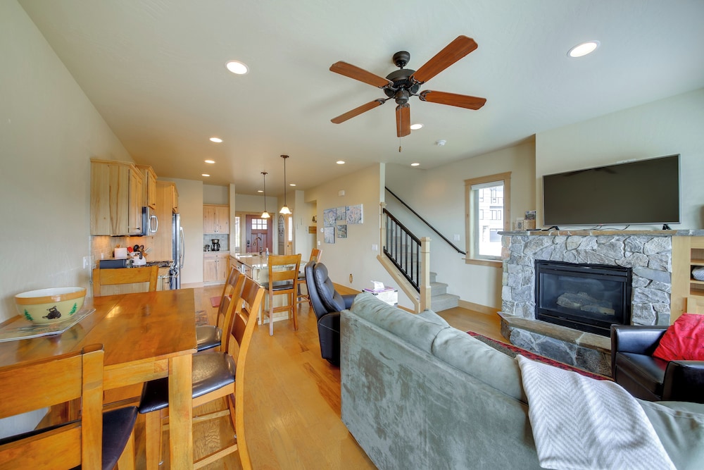 Walk to Schweitzer Village: Mountain-view Home