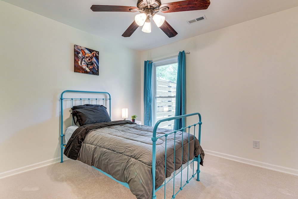 10 Mi to Uptown Charlotte: Family Home w/ Backyard