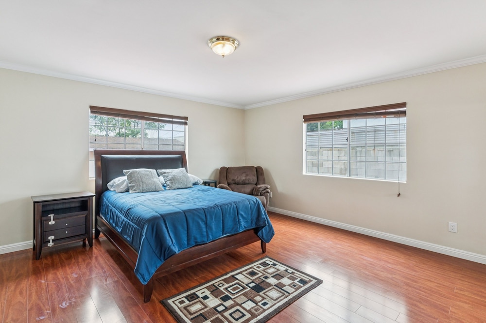 Russell House Near Hollywood & Griffith Park 3 Bedroom Home