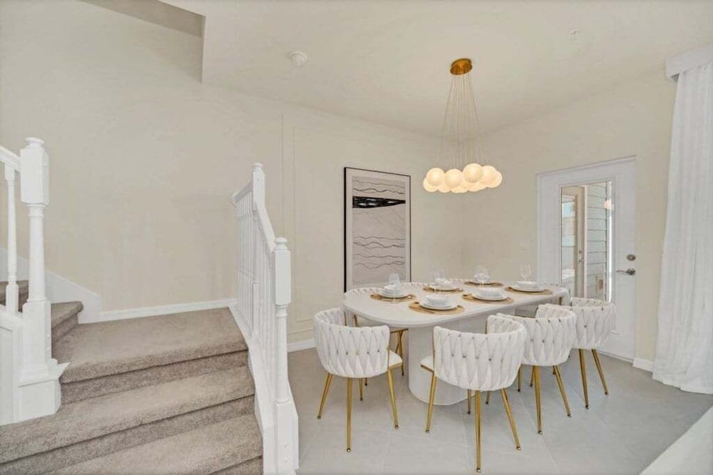 Luxury Home With Splash Pool 5 Bed Townhome! 5 Bedroom Townhouse