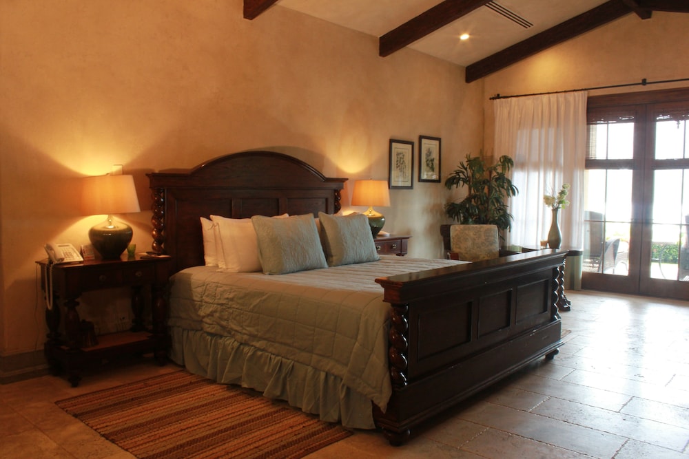 CR Luxury Los Sueños Condos