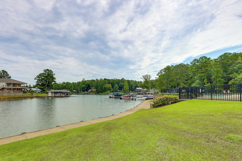 Walk to Lake Martin: Water-view Retreat w/ Deck!