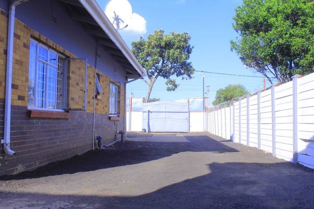 HostHub Guest House