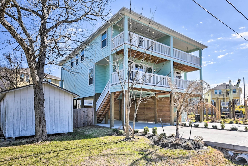 La Porte Getaway w/ Deck: Steps to Beach! view 4