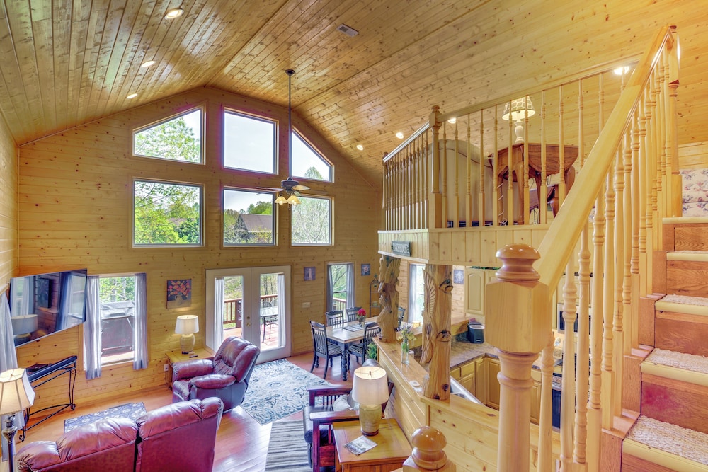 3 Mi to Marina: Cabin w/ Hot Tub in Byrdstown!