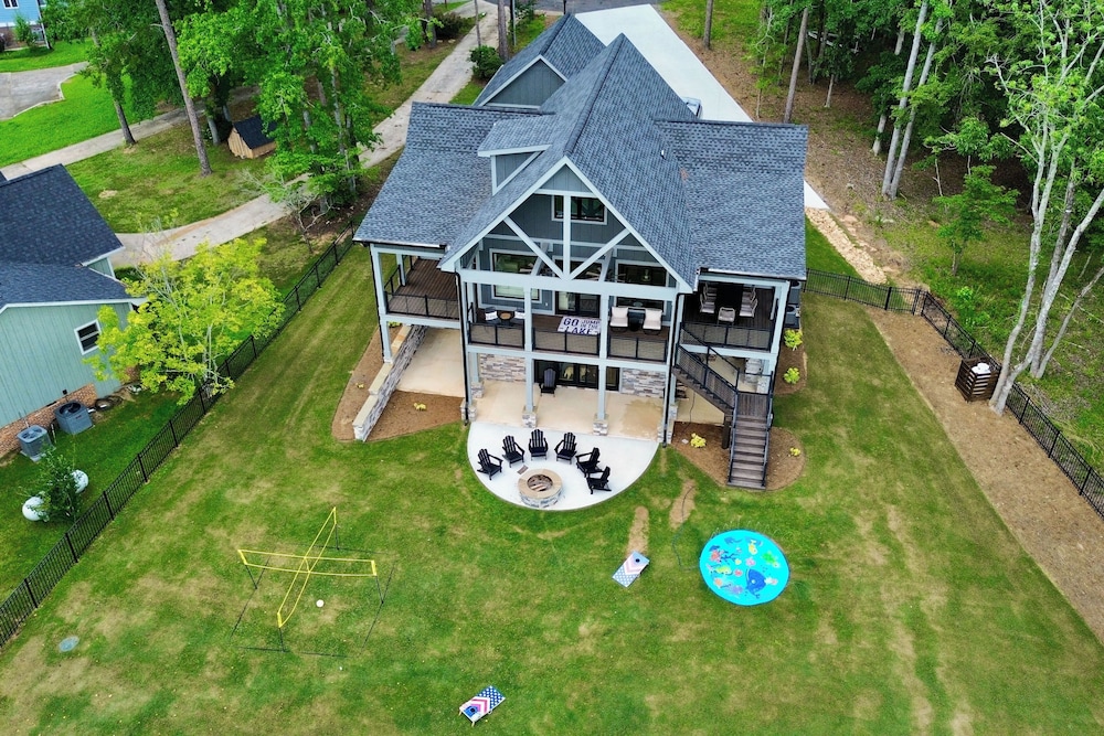 Dock + Views: Spacious Lake Sinclair Retreat