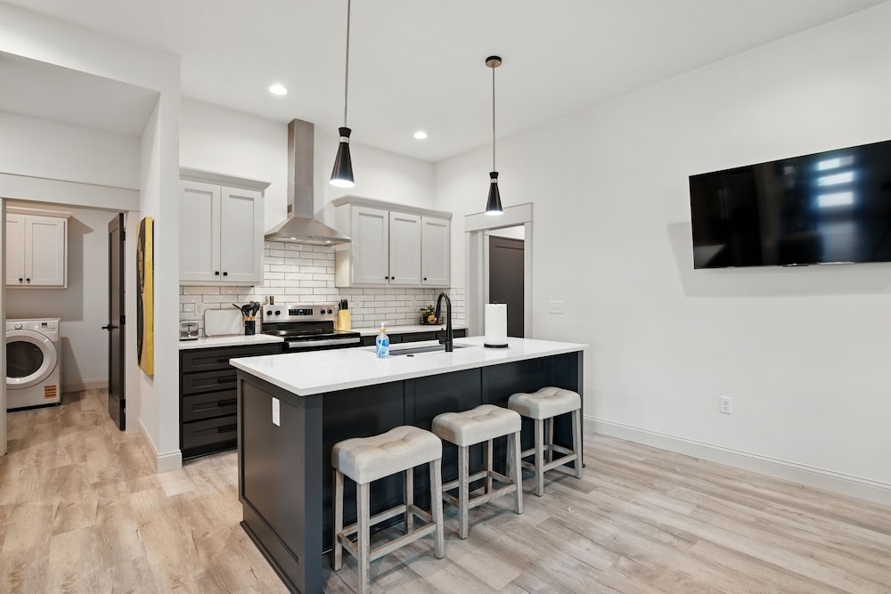Brand New Cool Comfy Lawrence Retreat 3 Bedroom Duplex