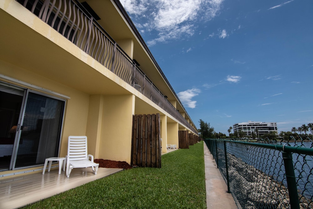 Palm Beach Waterfront Suites