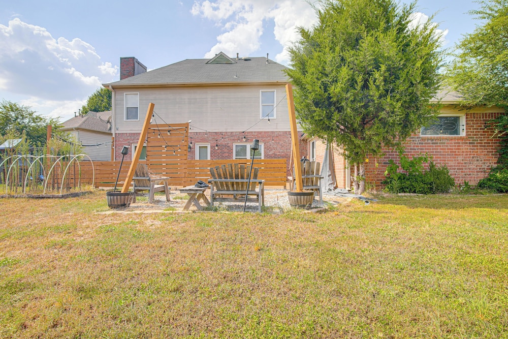 Residential Cul-de-sac: Suburban Memphis Hideaway!