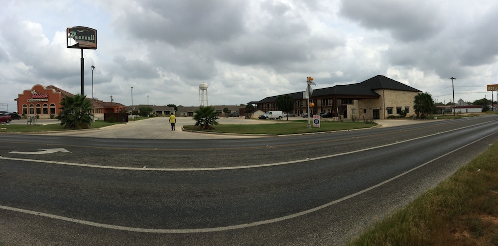 Pearsall Inn & Suites