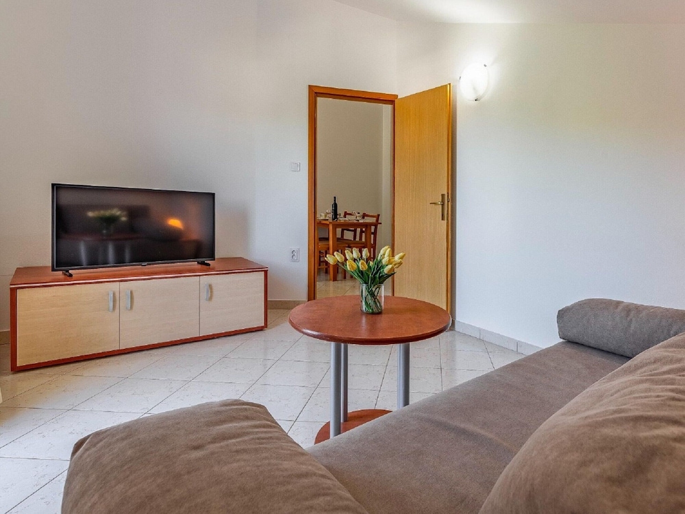 Graceful Apartment in Banjole near Beach Centinera view 5
