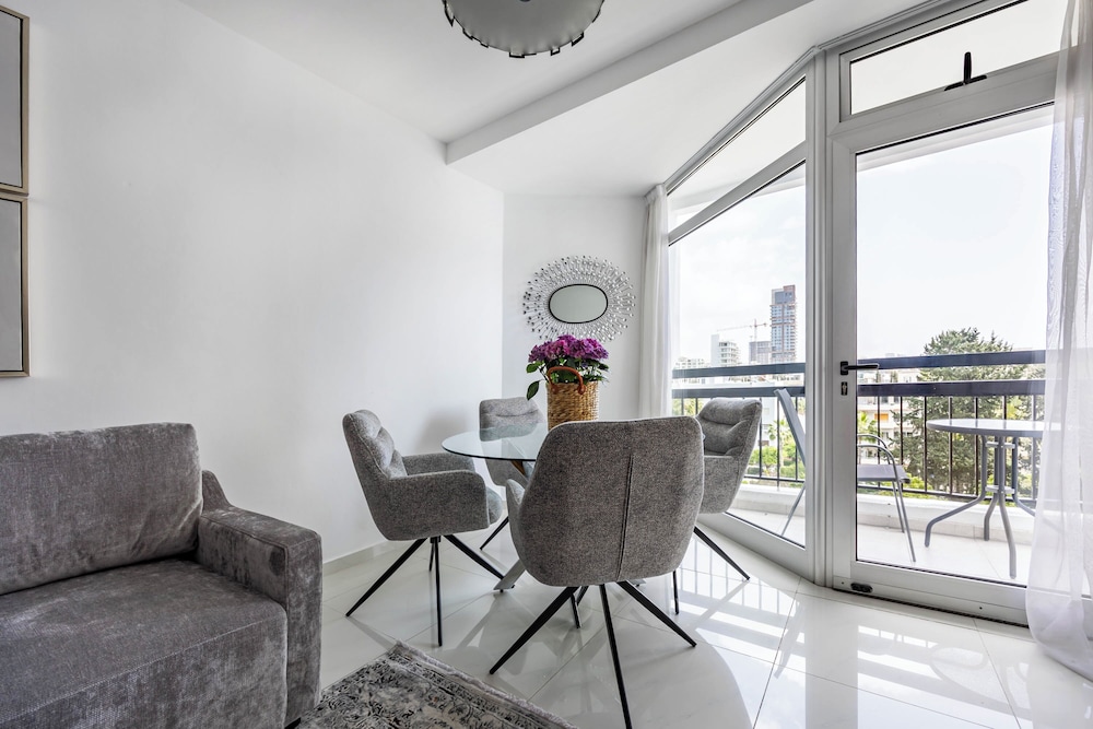 Marathon Beach Apartment With Shared Pool