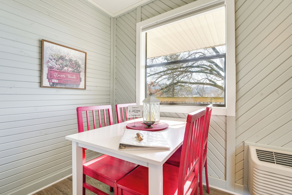Lake Views & On-site Hiking: Cape Fair Cottage