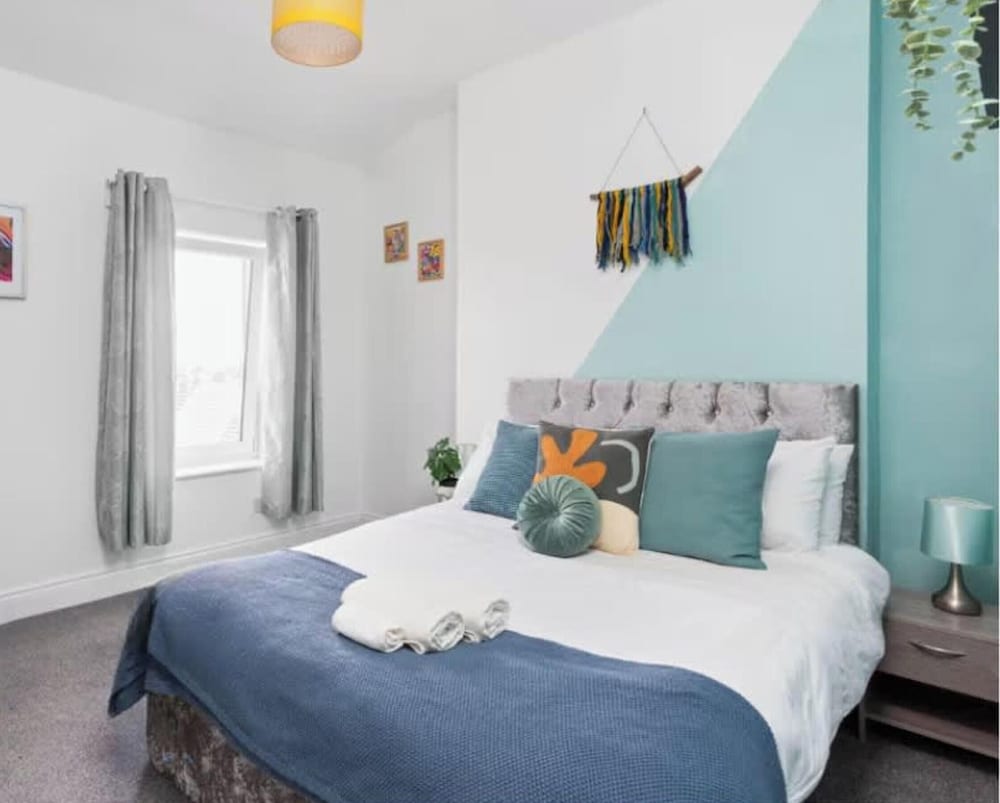 Large 4 Bed House - 4 Double Beds