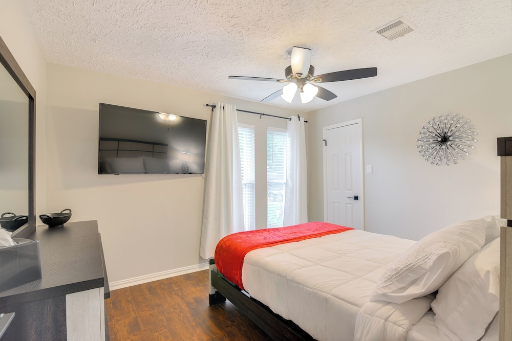 Golf & Get Outside - Family Home in Houston!