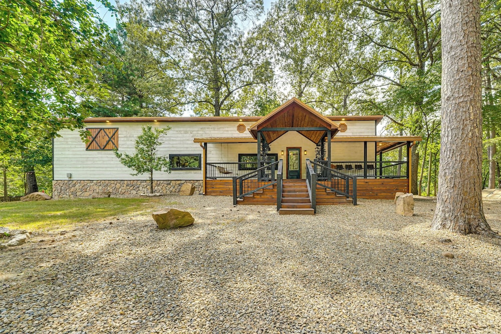 Hike, Fish & Unwind: Cabin w/ Yard in Broken Bow!