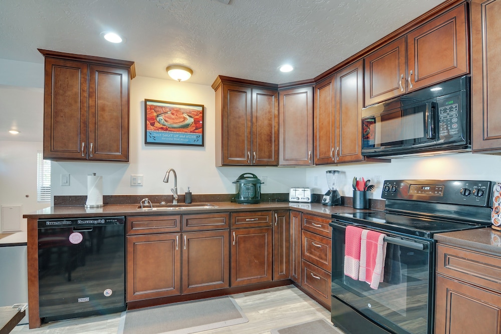 Pet-friendly Page Home w/ Hot Tub, Near Hiking view 5