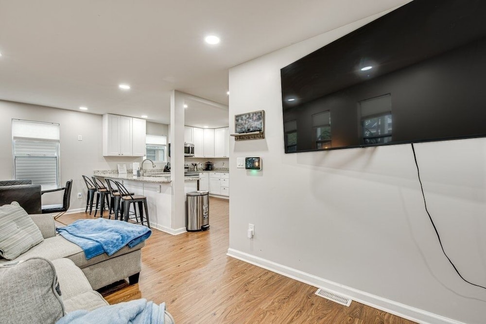 Spacious Family Retreat Near Airport 5 Bedroom Home