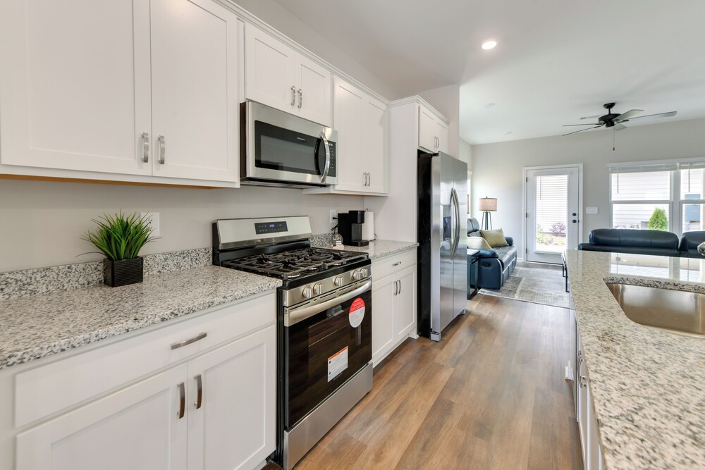 5 Mi to Auburn University: Sleek Townhome w/ Patio