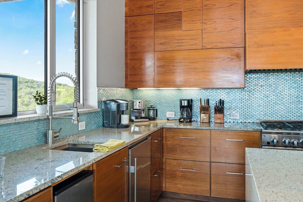 Luxury 4BR Hilltop Retreat Hot Tub & Scenic Views