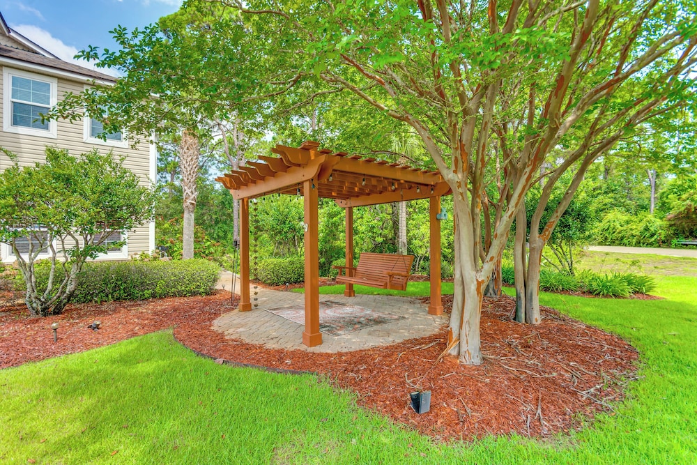Steps to Bay: Tranquil Navarre Retreat w/ Balcony
