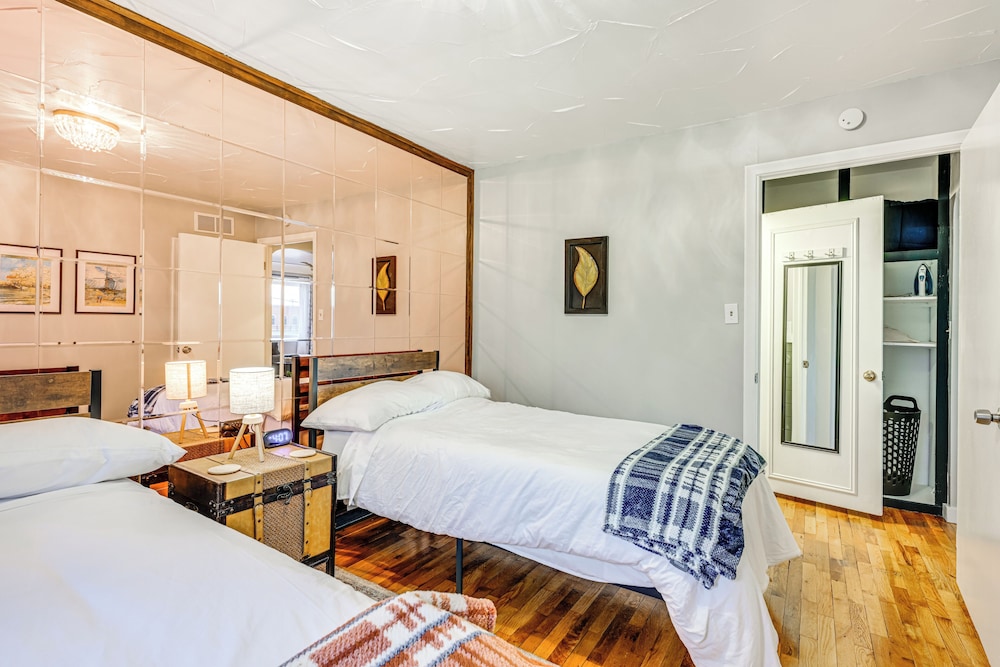 2 Mi to Downtown Flushing: Spacious Retreat!
