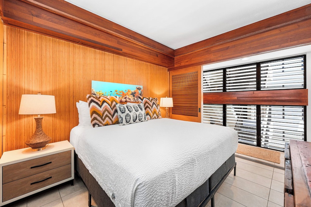 Oceanfront Elegance 2BR w/ Panoramic Views, Pool, Lanai + Concierge - Vrkcv