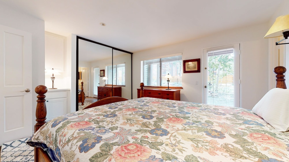 Forest Creek #15 2 Bedroom Condo by RedAwning view 4