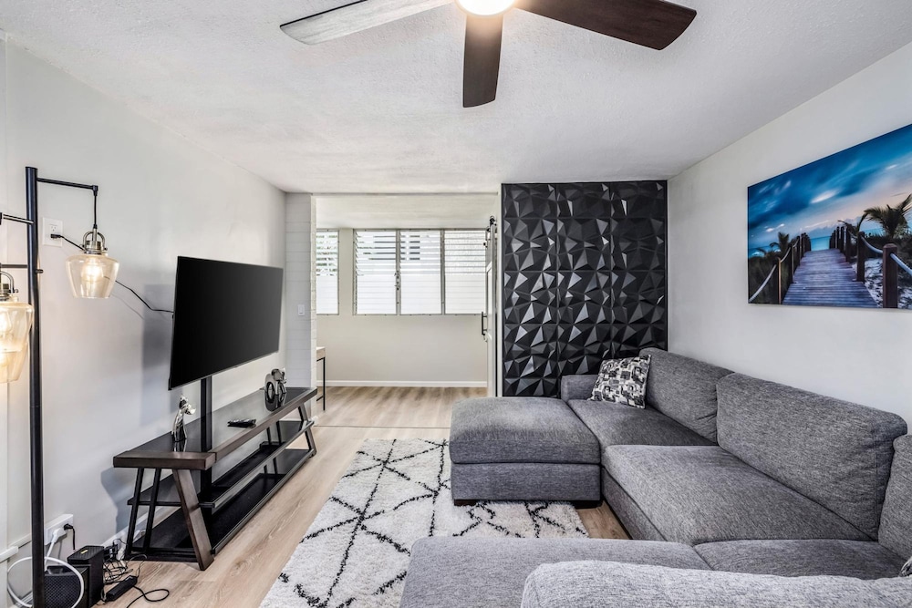 Stylish 2 Bedroom in the Heart of Waikiki