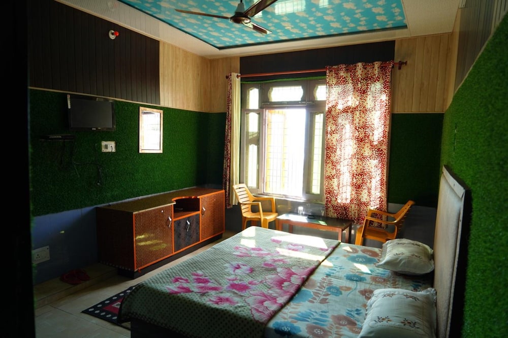 Shri Anand Hotel Berinag
