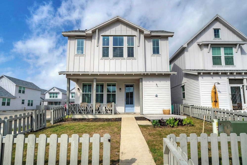 Sleeps 20 2 Homes in Mercer Village w/ Pool Heart of Old Town, Walkable