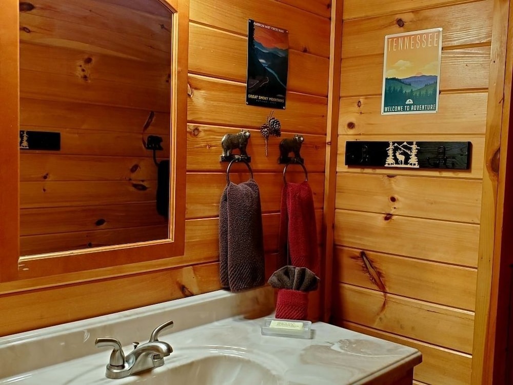 Elk Run On Cosby Creek - 2 Bedrooms, 2 Baths, Sleeps 7 Cabin by RedAwning