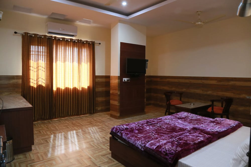 Goroomgo Hotel Vishnu Inn Dehradun view 3