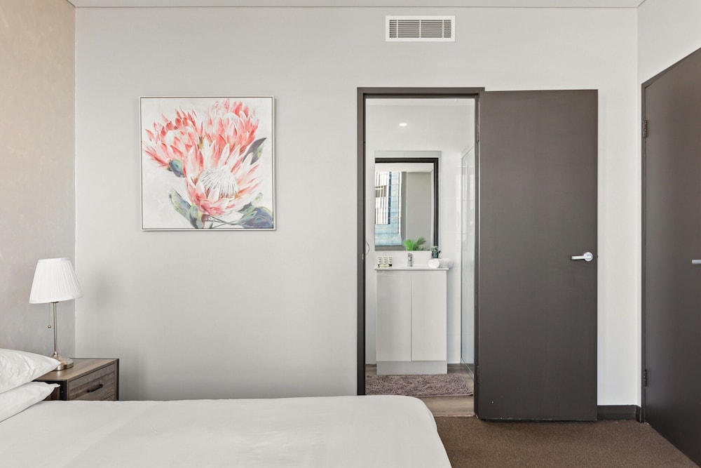 Central 2-bed With Parking & Stunning Views