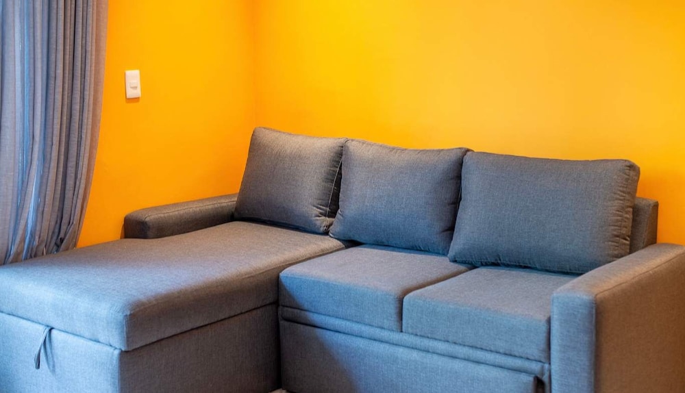 1 Br. LX Amenities Prime Location