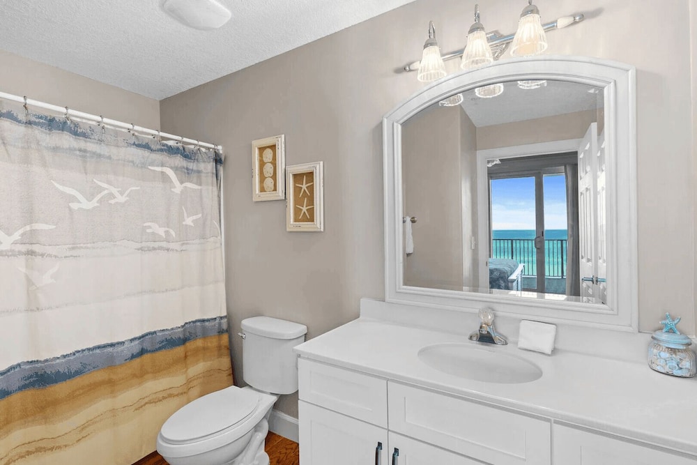 Emerald Isle Resort 405 by Avantstay Beachfront, Beach Chairs + Pool Access