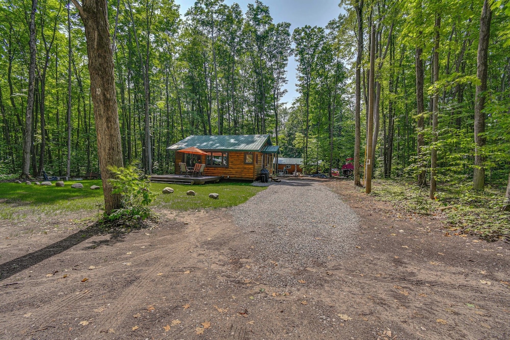 Cabin 600' to Manistee Lake Private Shared Access