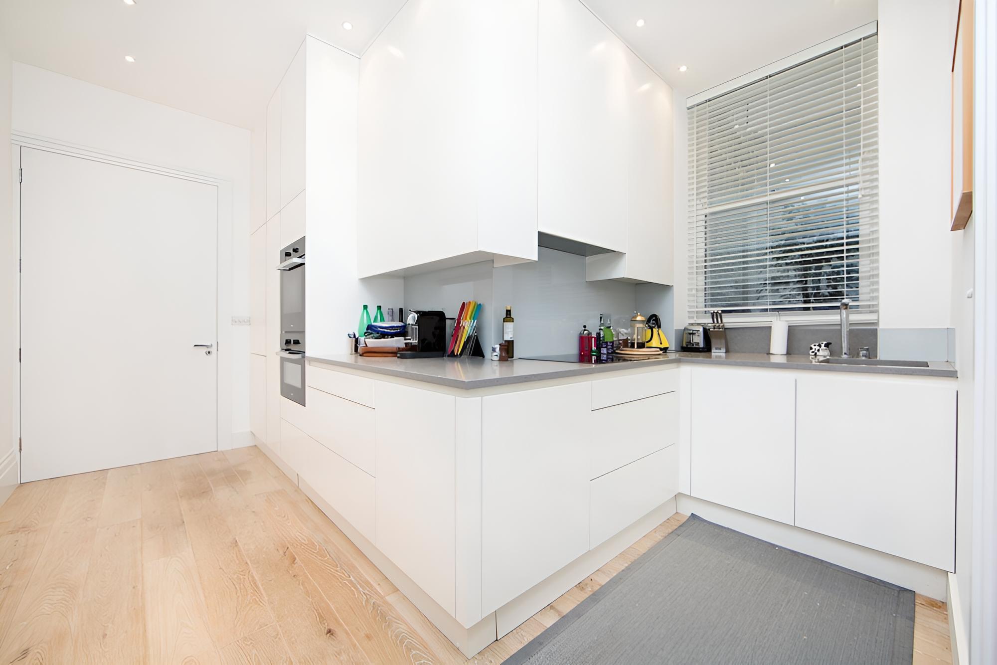 Beautiful and Spacious 2 Bed/2 Bath Property Just Moments From Earls Court